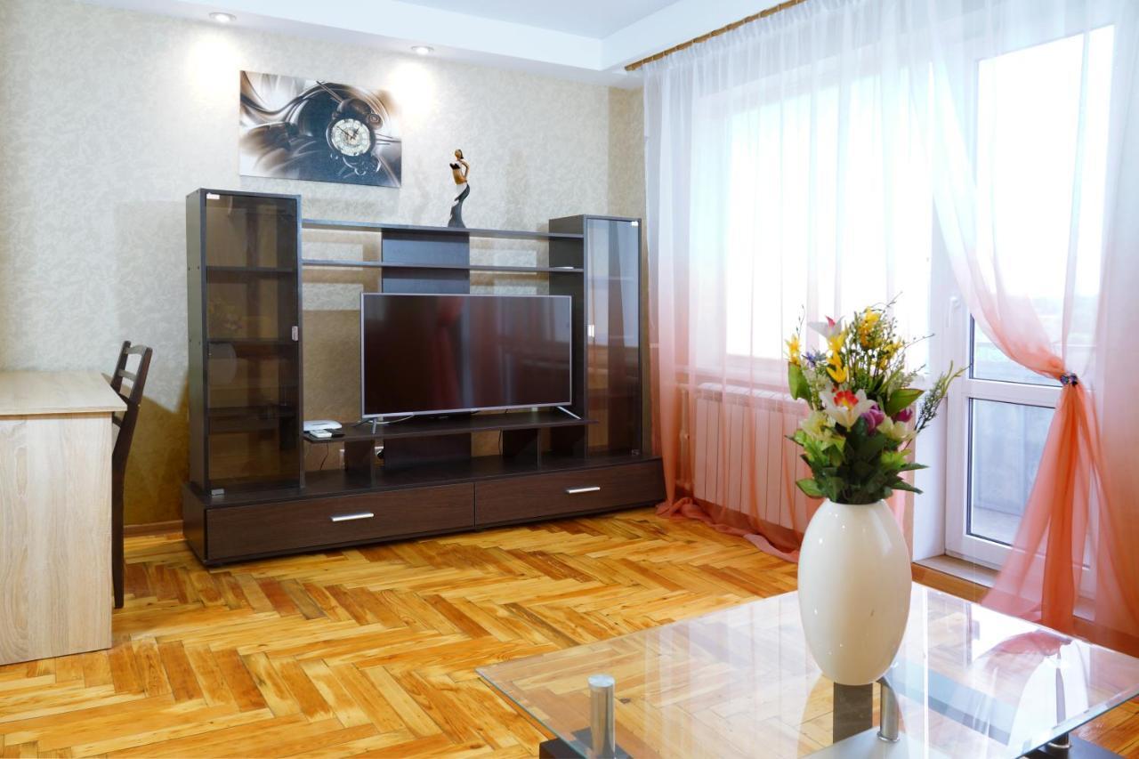 2 Rooms Semi-Luxury Apt On 39-H Nezalezhnoi Ukrаiny Street Next To The City Council Zaporizhia Exterior foto